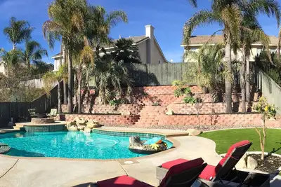 Image de Retraite Bell Rock, près de la région viticole de Temecula, avec piscine et spa