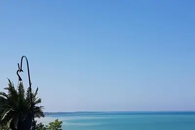 Image de Superbe maison de plage avec bain Ă remous sur le lac!