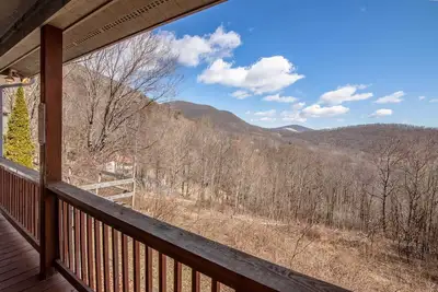 Image de 3br \/ 2ba Cozy Mountain Cabin avec vue, bain à remous, privé, près de Boone et West Jefferson!