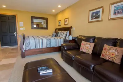 Image de Confortable et pittoresque entoure ce studio confortable avec balcon privé donnant sur la cour