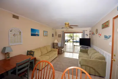 Image de Condo décontracté de 3 chambres à coucher avec piscine extérieure et Wi-Fi gratuit situé sur la baie près d'un mini parc!