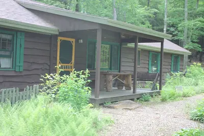 Image de Une Loge famille dans les bois avec accès au lac