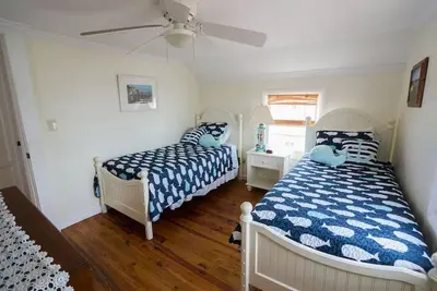 Rénové 4 Br Waterfront Beach House avec tous les conforts de la maison. . . et plus!