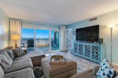 Image de Belle vue et télévision 60 pouces. Oceanfront 2 chambres 2 salles de bain Condo. Jetée de pêche privée, tennis et piscine!