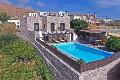 Image de Villa Camellia est une belle maison en pierre surplombant la mer.