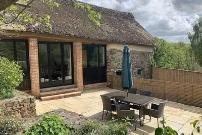 Image de The Linhay - Grange rurale au toit de chaume près de super pub