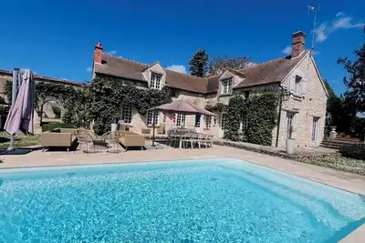 Image de maison de famille non loin de Fontainebleau, 14 personnes.