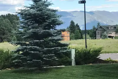 Image de Deux chambres avec un loft Whitefish Condo près des pistes de ski pour les locations mensuelles!