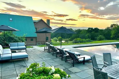 Image de Country Oasis magnifique, avec piscine, étang sur une luxuriante 16 acres