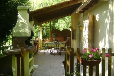 Image de petite maison entre mer et montagne