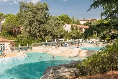 Image de Maison de vacances avec grande terrasse & piscine commune