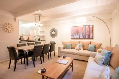 Image de Condo rénové avec deux chambres et accès à la piscine du complexe Sun Valley