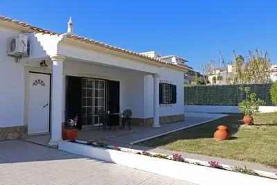 Image de Charmant bungalow indépendant avec piscine privée, à 5 minutes de Praia Verde 94153 / Al