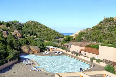 Image de Appartement neuf avec piscine Ă 590m de la mer!