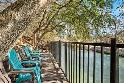 Image de Haus w / accès privé à la rivière Comal & grande terrasse extérieure! Au coeur du Nb!