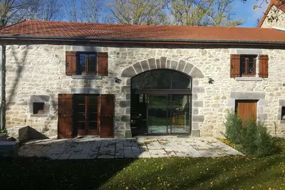 Image de Grange de 1851 magnifiquement restaurée en 2016. 4 étoiles. Proche Châtel-Guyon
