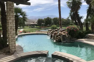 Image de Incroyable vue sur la maison et la montagne sur le parcours de golf de Rancho Mirage