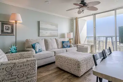 Image de Sunny Beachfront Condo
