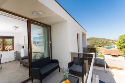 Image de Appartement d'une chambre avec la terrasse et la vue sur le mer Drvenik Veliki, Drvenik (A-16377-b)