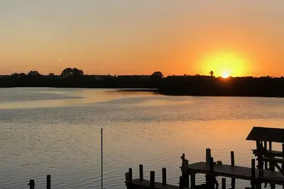 Image de Regarder le lever du soleil sur la baie