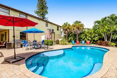 Image de Maison récemment rénovée avec piscine privée chauffée et services de streaming.