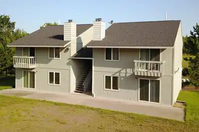Image de Condo d'été propre, confortable et calme
