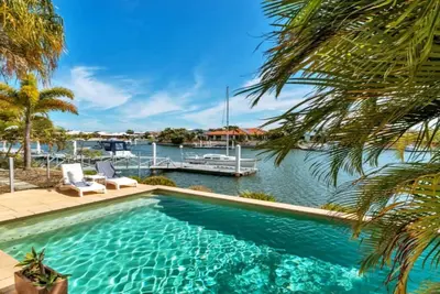 Image de Spacieuse Maison Canal Avec Piscine PRIVÉE Et Ponton
