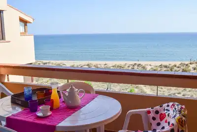 Appartement en première ligne avec jardin et piscine. Parking. Capacité 5 personnes. Wifi