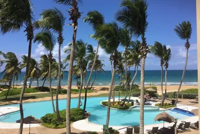 Vue spectaculaire sur la plage au deuxième étage dans une villa privée pour 10
