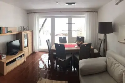 Image de Bungalow de vacances nouvellement équipé avec poêle à bois, jardin et fumoir