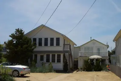 Image de Charmant chalet, à 1/2 pâté de maisons de la plage. Convient aux familles et aux animaux.