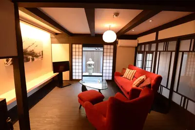 Image de 【Kyoto · Higashiyama】 L'une des cinq maisons traditionnelles en bois modernes entièrement rénovées entourant un petit jardin, Ueda
