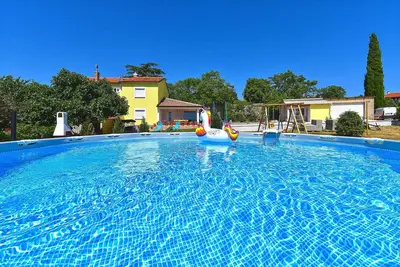 Image de Villa avec piscine en plein air et aire de jeux