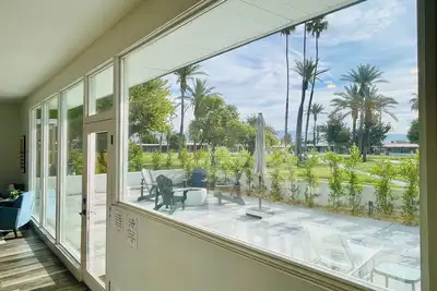 Image de Maison de plain-pied moderne et confortable au milieu du siècle, baignée par la lumière du soleil du matin