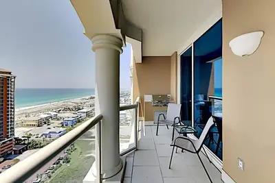 Image de Beach Condo avec une vue imprenable sur la plage. Grand balcon privé avec barbecue au gaz. Des tonnes de commodités!