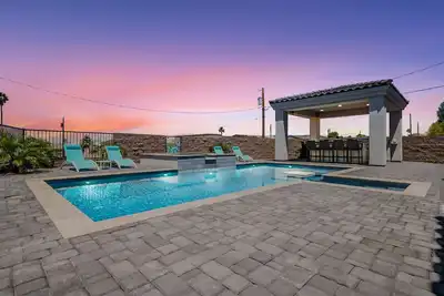 Image de Magnifique piscine / cuisine extérieure avec garage pour Vr