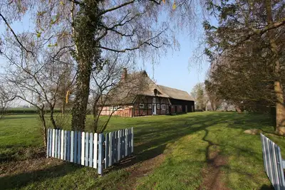 Image de Toit de chaume au bord du champ avec une vue magnifique