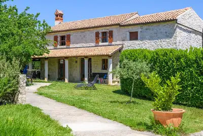 Image de Maison en pierre d'Istrie avec cheminée et jardin, à 2 km de la mer