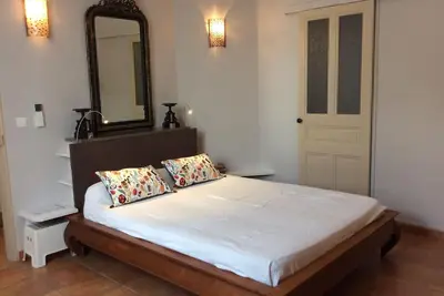 Image de Chambre indépendante dans maison de ville de caractère.