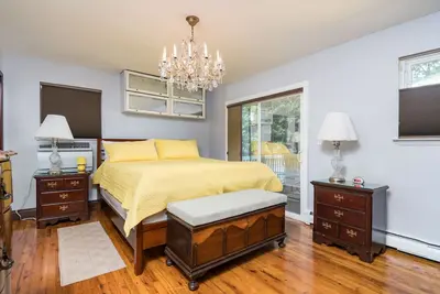 Image de Incroyablement relaxant 2e étage - complet 2 Br / Bain / Cuisine complète / Lave-vaisselle