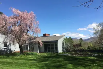 Image de Domaine de 11 acres au milieu du siècle, récemment rénové
