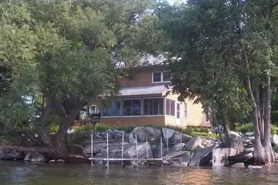 Image de Alburg Lake House - avec cinq kayaks