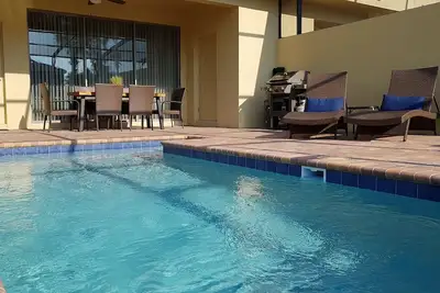 Image de Familial, luxueux, 3 min. à pied des belles installations de la piscine du complexe!