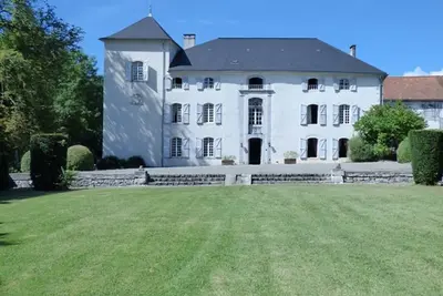 Image de 9 bedrooms with bathroom and toilet for 23 people, large swimming pool, river