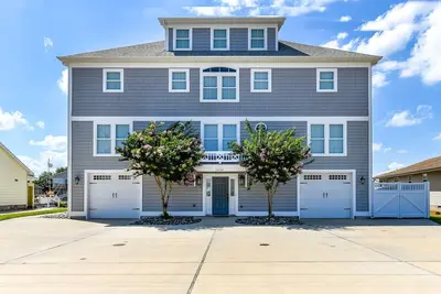 Image de 5 Br 5. 5 Ba Home with Pool est prĂŞt Ă faire des souvenirs de famille!