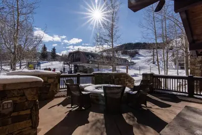 Image de Ski in / Ski Out luxe à Beaver Creek avec casier à ski, piscine chauffée et bain à remous