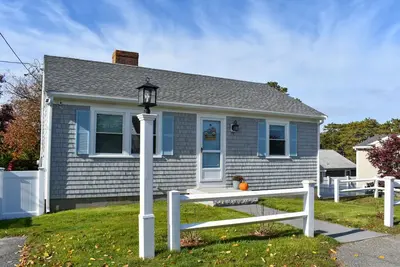 Image de Maison de quatre chambres à moins de 200 pieds de la plage partagée / privée