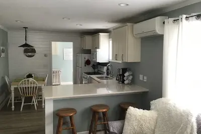 Image de Nouvelle Liste! ! Chalet confortable dans le centre-ville de Boyne City