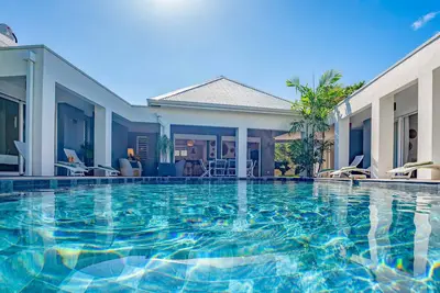 Villa Morgan, moderne, piscine chauffée et proche commodités
