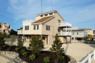 Image de Maison de plage récemment rénovée avec vue sur la baie